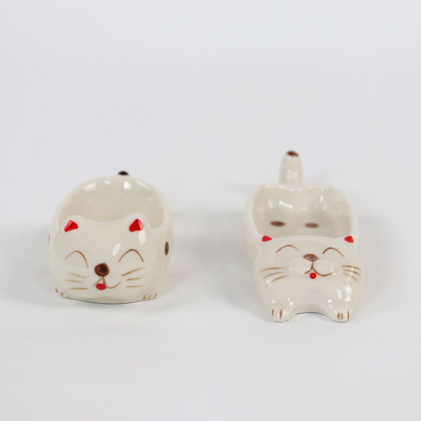 front view of cat sauce dish set