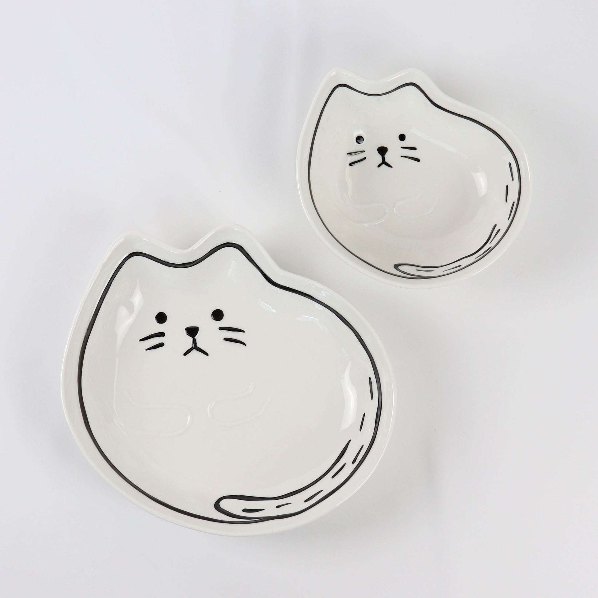 top view of cat shaped bowl and plate set