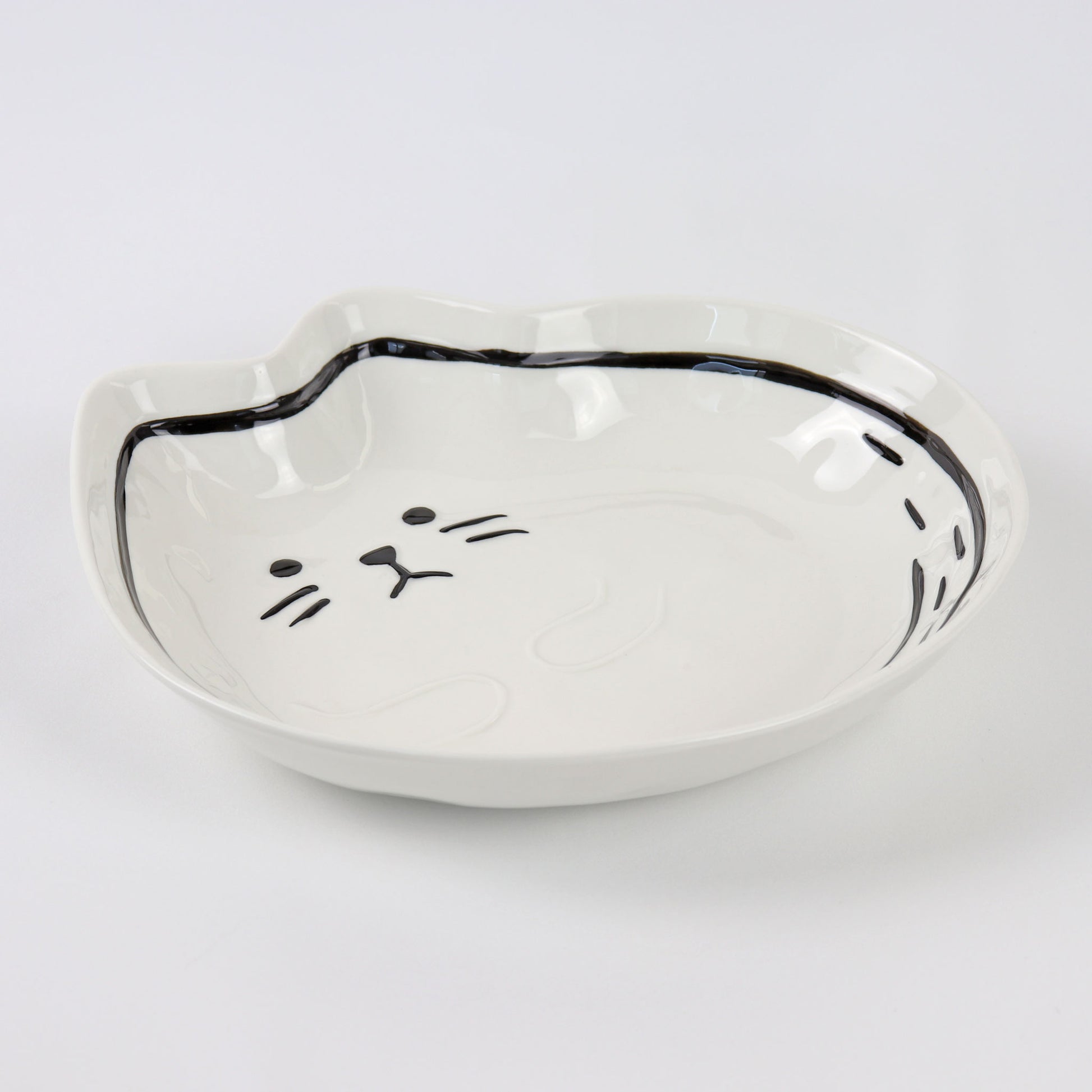 angle view of cat shaped plate